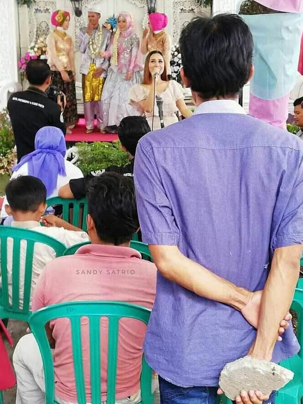 Kejadian buruk yang tidak diharapkan dalam acara pernikahan ini bikin senyum-senyum sendiri